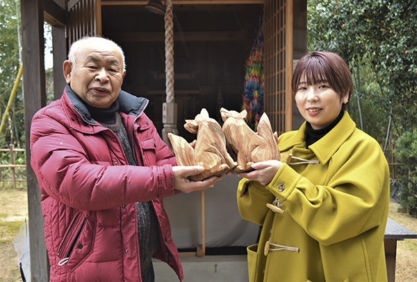 白狐一対、雪峰稲荷へ奉納 伊勢一刀彫職人の太田さん 三重 - 伊勢新聞